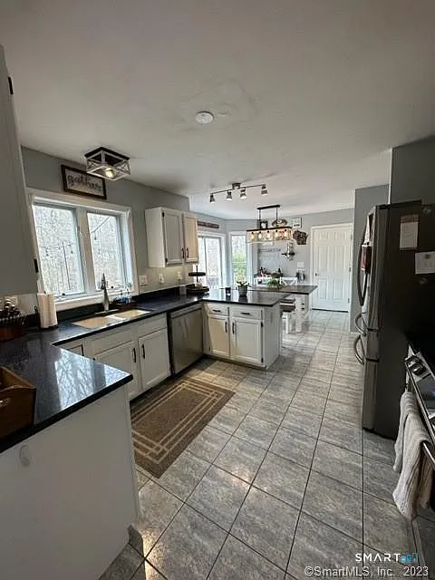 3 bed, 2.5 bath, 1638 sqft, $3,750 — Photo 2