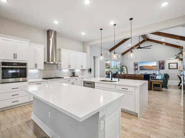 209 ENGLEWOOD LN, Castroville, TX 78009