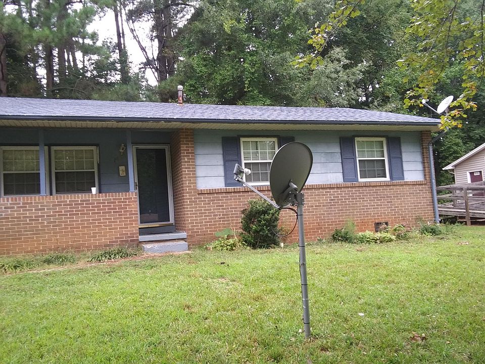 Front yard view of rental property. Apply through Zillow.