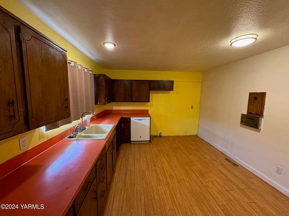 2304 S 3rd Ave, Yakima, WA 98903