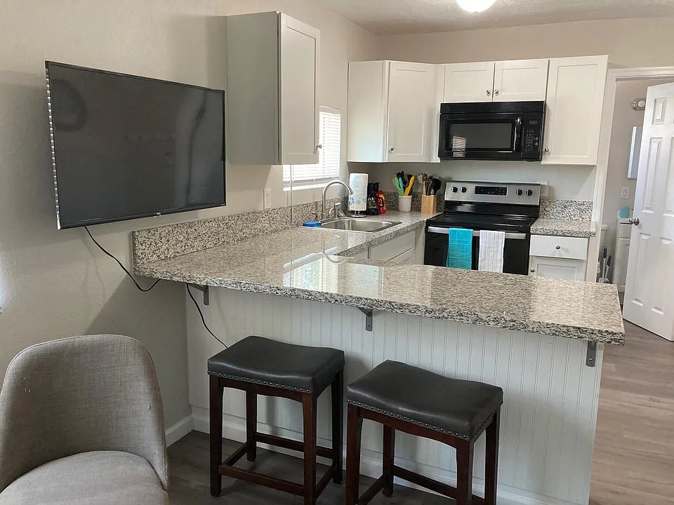 614 Washington St NE #1