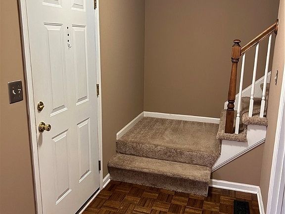 3rd image of 185 Pebble Creek Dr