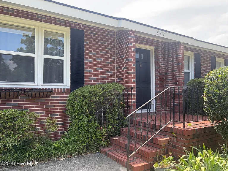 539 Martin Ln — Photo 3