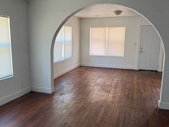 5th image of 924 N Tucker Ave