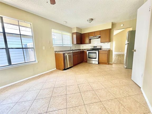 5th image of 19714 Lake Hollow Ln