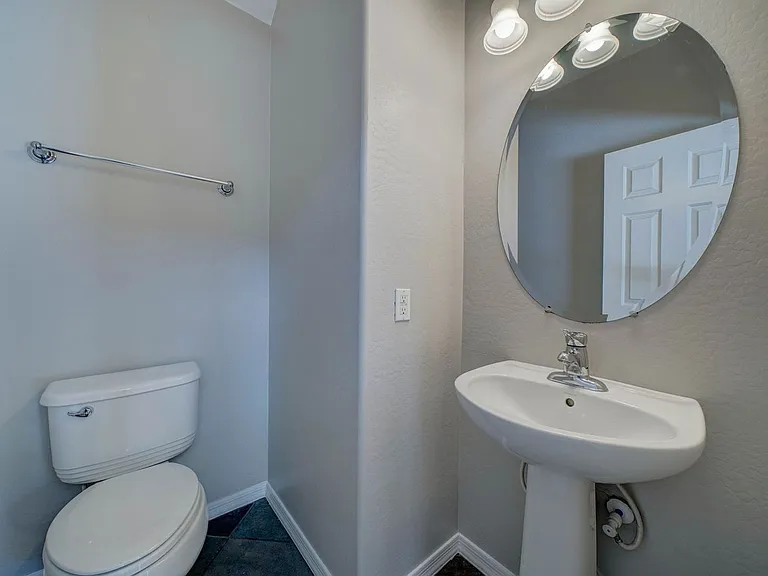 2143 W Marconi Ave — Photo 11