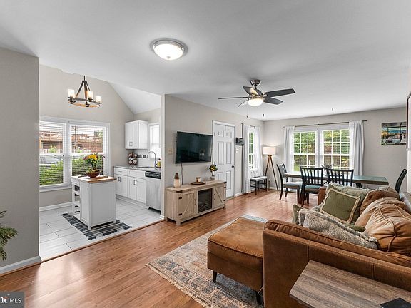 3rd image of 10810 Lake Square Ct