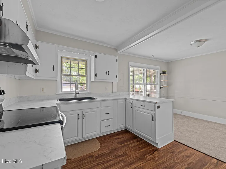2402 Oaks Rd — Photo 11