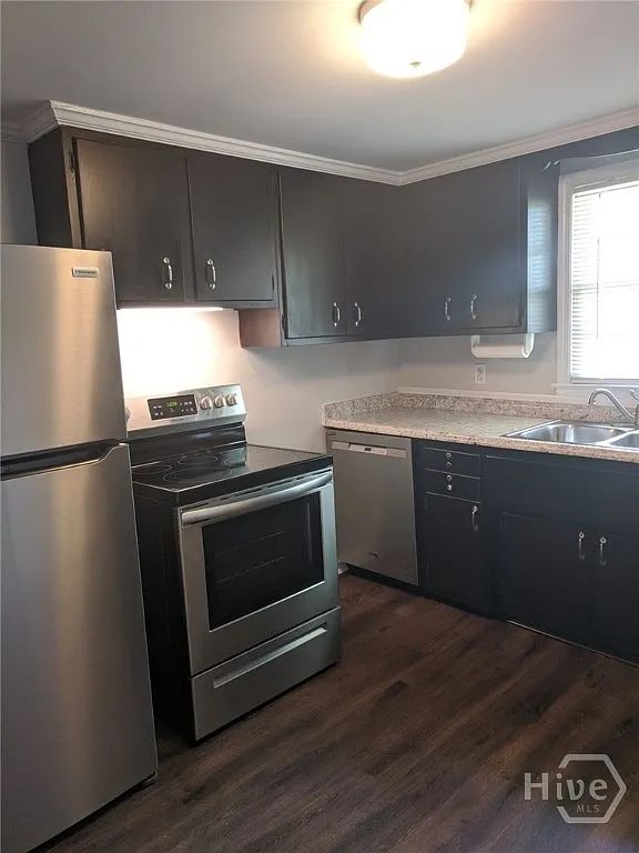 3 bed, 1.0 bath, 902 sqft, $1,750 — Photo 3