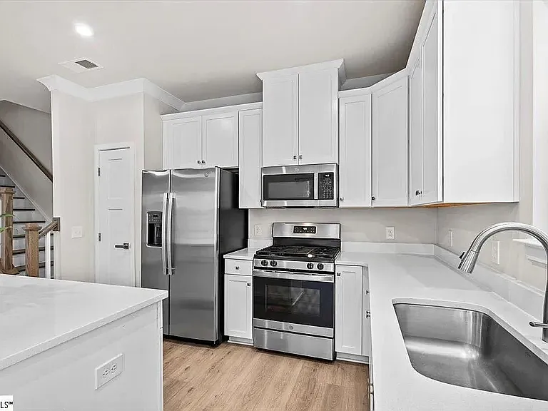 73 Connaught Ct — Photo 6