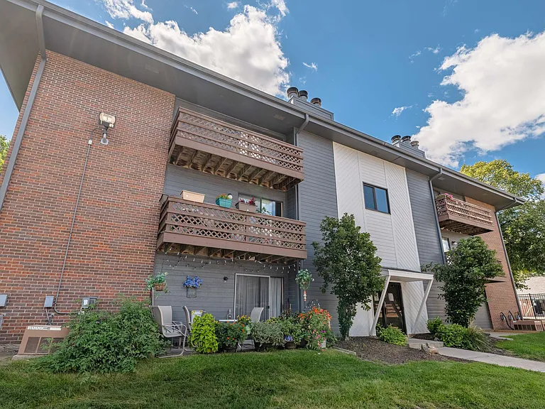 Applewood Pointe Apartments — Photo 6
