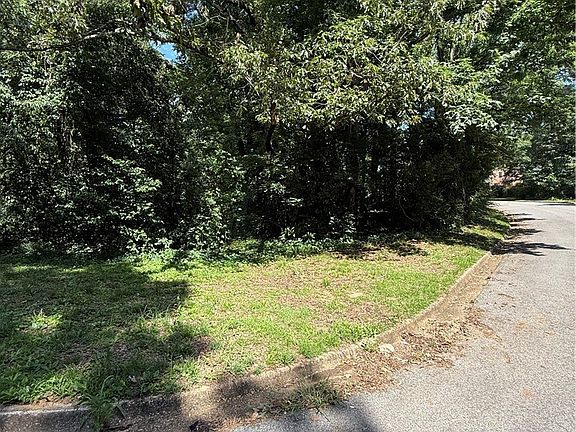 2nd image of 3005 Woodland Rd