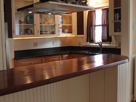 Kitchen Bar and Granite Countertop