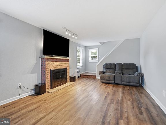 5th image of 1048 Hawthorne Rd