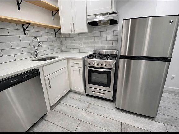 2nd image of 11 Maiden Ln #13C