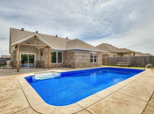 837 SW 11th St, Moore, OK 73160