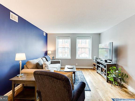 2nd image of 2926 S Buchanan St APT B2