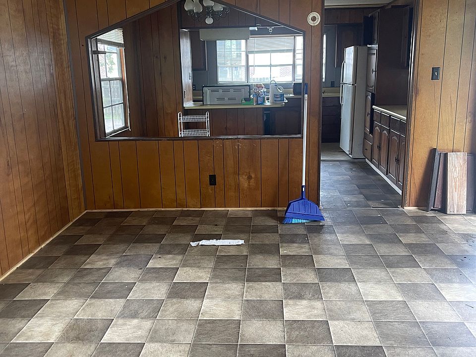 2nd image of 910 W Olive St