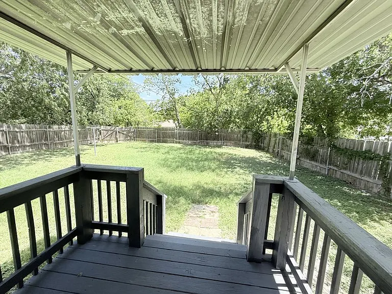 610 W Avenue B — Photo 35