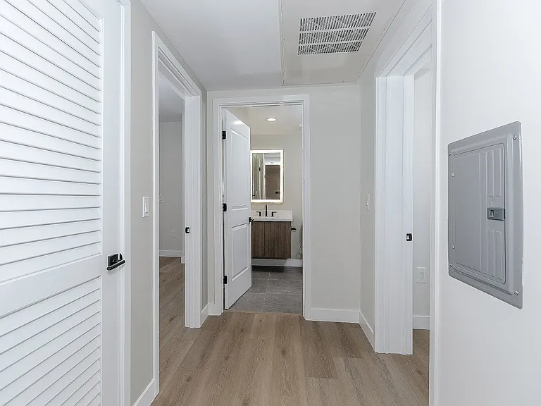 10218 Fernglen Ave #101 — Photo 16