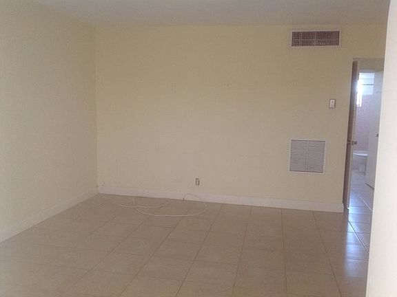 5th image of 2545 Taft St APT 102