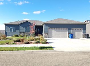 2723 Country Oak Dr, Dickinson, ND 58601