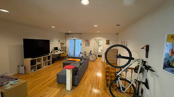 Rented by Bond New York | media 7