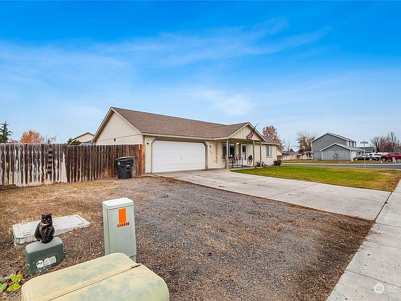 3rd image of 1428 S Husky Drive S