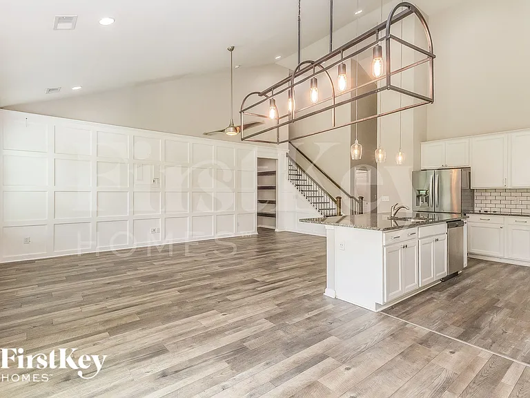 447 Stonefield Cir — Photo 6