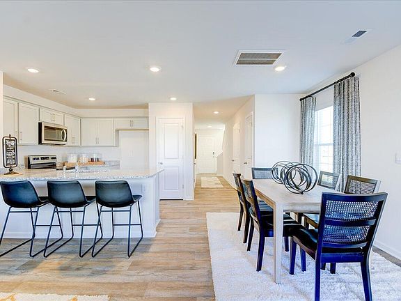 5th image of 412 Cherry Laurel Dr