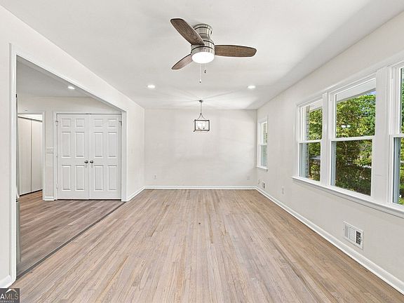 5th image of 126 Meadow Park Ln SW