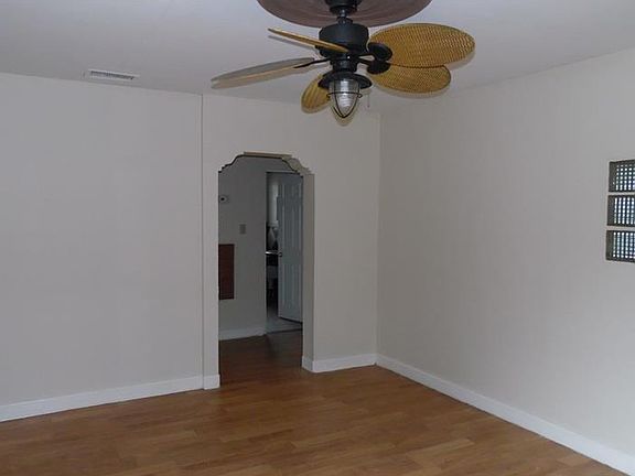 4th image of 403 W Columbus Dr