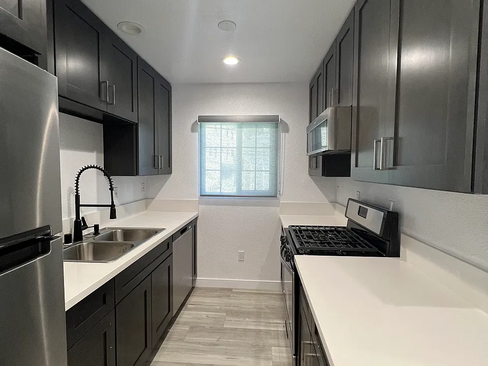 900 W College St #5