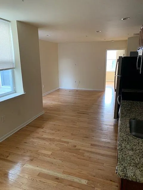 2 bed, 800 sqft, $1,900 — Photo 2