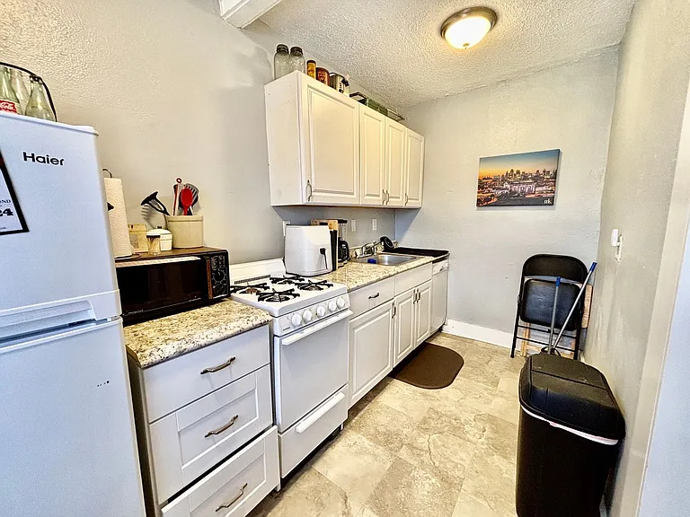 Valentine Place Apartments — Photo 17