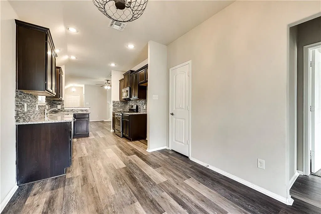 3 bed, 1408 sqft, $2,340 — Photo 3