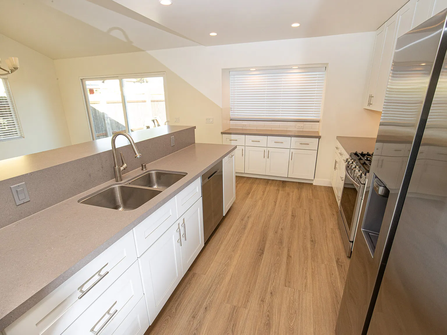 3 bed, 1300 sqft, $4,995 — Photo 4