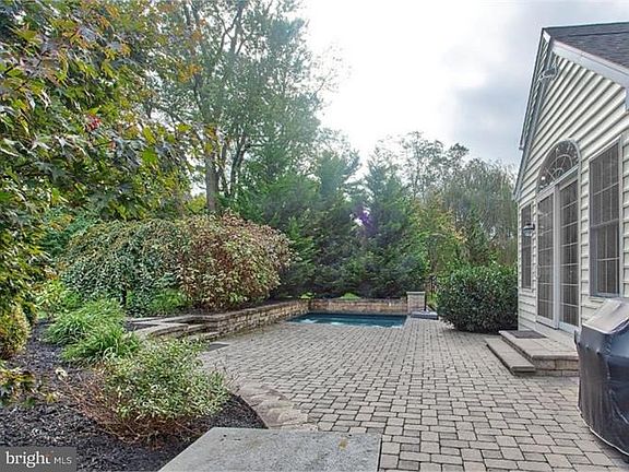 4th image of 13 Martins Ct