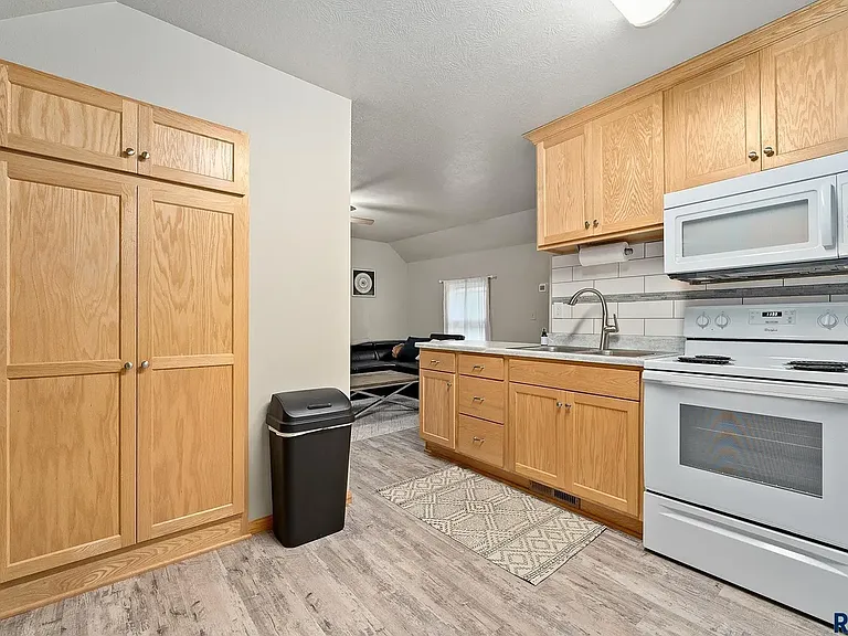 2517 S Duluth Ave — Photo 5