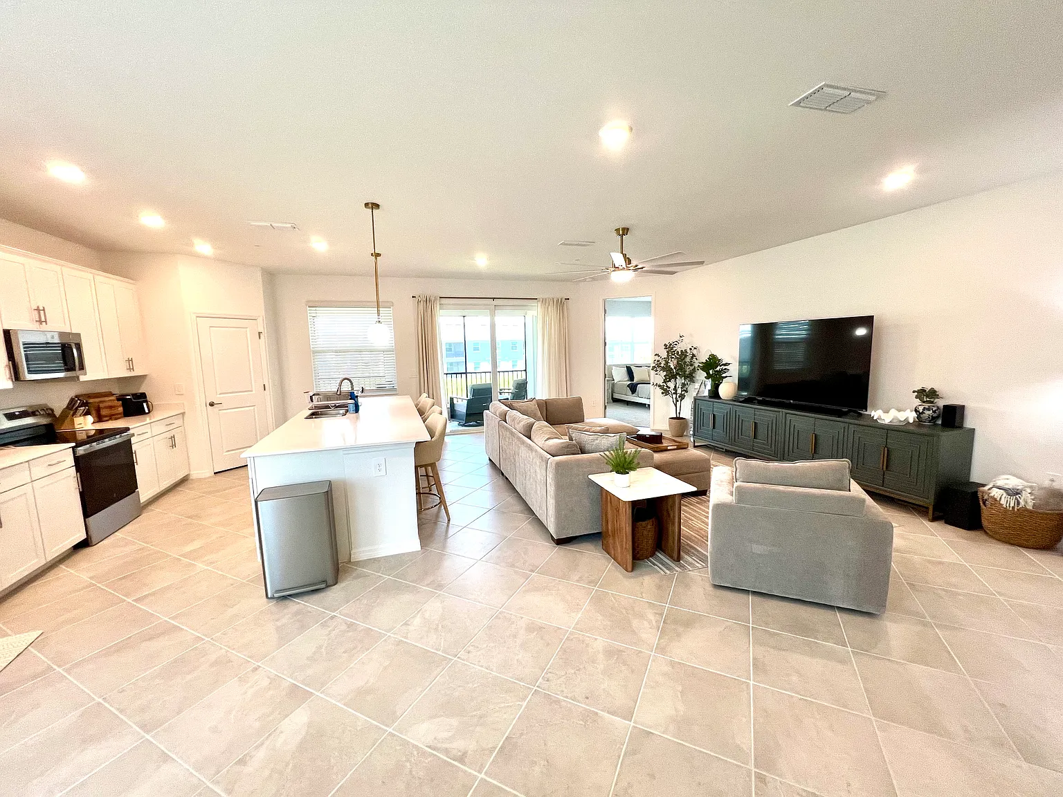 3 bed, 2110 sqft, $4,000 — Photo 3
