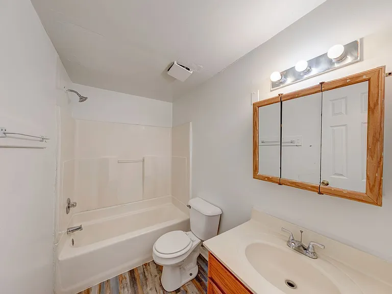Lawrence Glen Apartments — Photo 12
