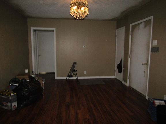 5th image of 900 E Poplar St