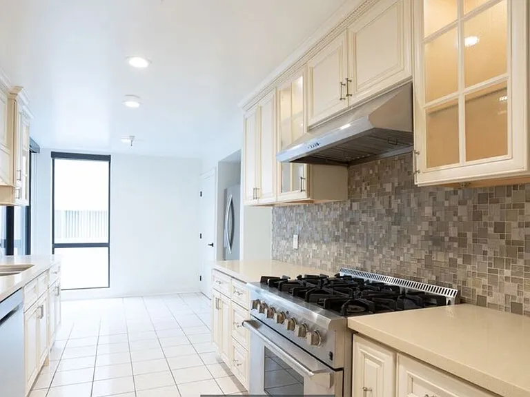 324 N Palm Dr #206 — Photo 17