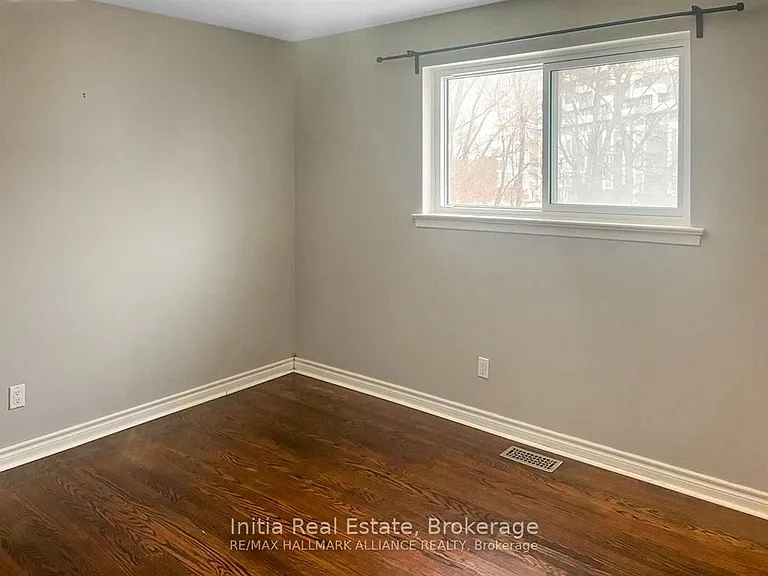 15 Grove Park Cres #MAIN — Photo 7