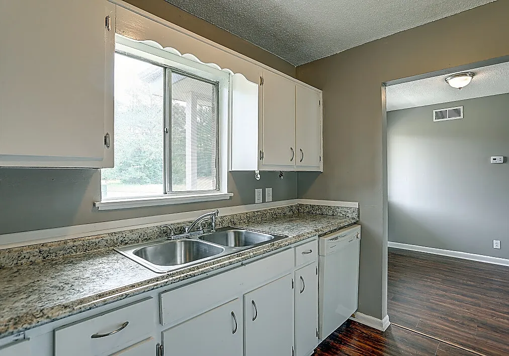 2 bed, 1.5 bath, 1100 sqft, $950 — Photo 1