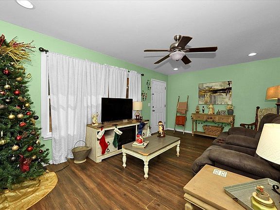 3rd image of 1407 Briarwood Dr SE