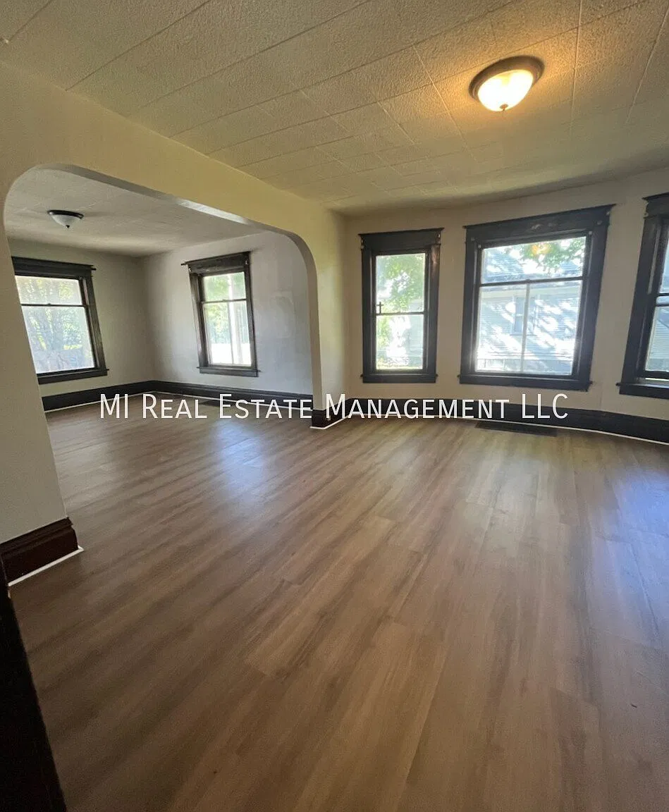 3 bed, 1.0 bath, 1100 sqft, $1,325 — Photo 2