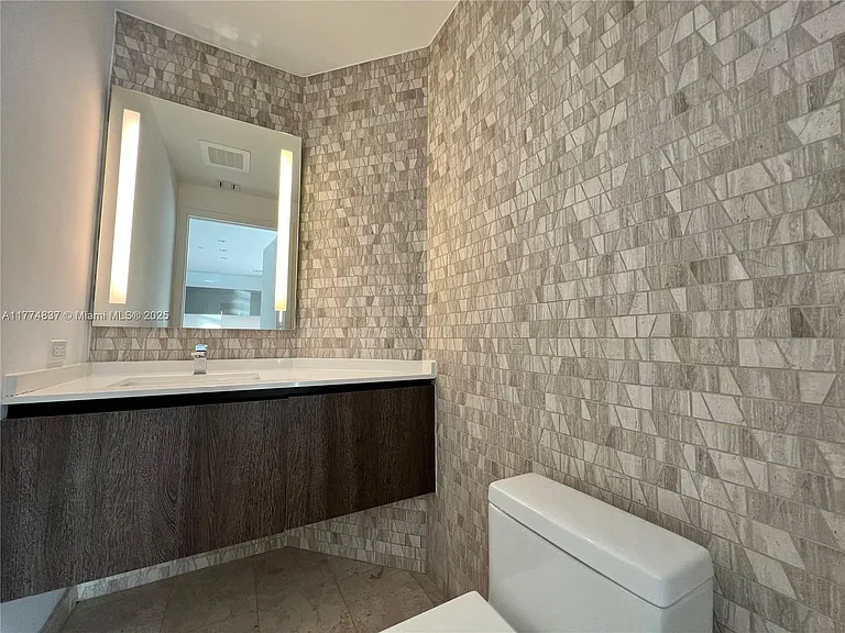 68 SE 6th St #33 — Photo 16