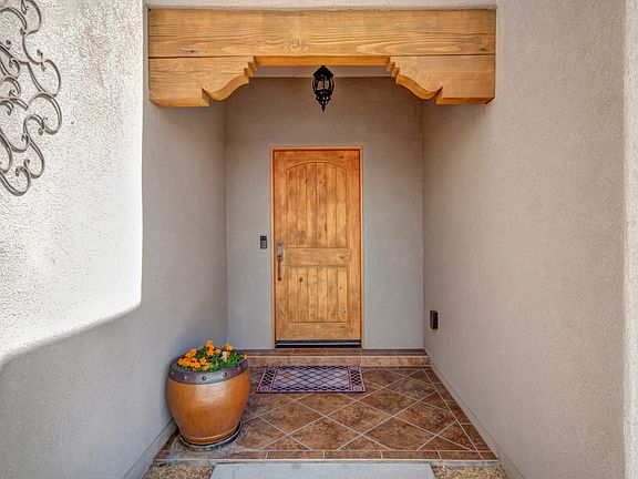 Tiled entryway w/Video
