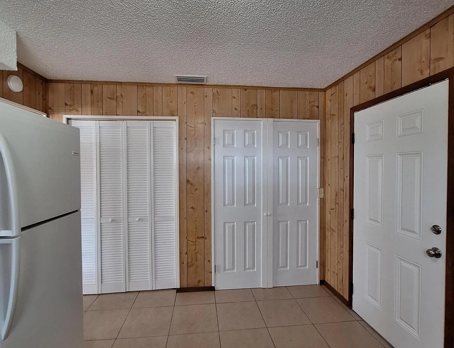 2 bed, 1.0 bath, 2730 sqft, $1,200 — Photo 3